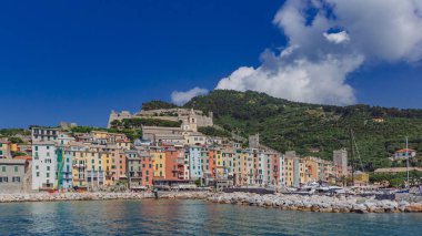 Porto Venere evlerin tepelerde, Doria kale ile görüntülendi denizden yakınındaki Cinque Terre, İtalya
