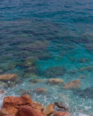 Büyük kayaların mavi denize yakın Monterosso, Cinque Terre, İtalya