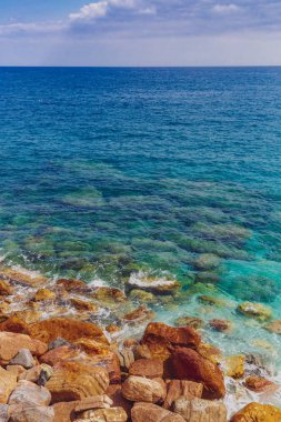 Büyük kayaların mavi denize yakın Monterosso, Cinque Terre, İtalya
