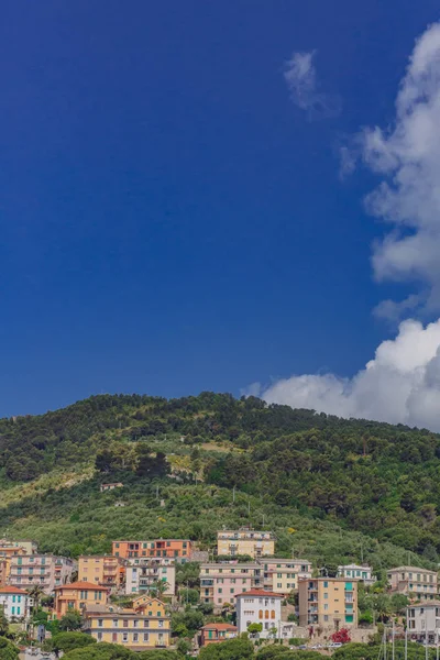 Venere 波尔图镇的蓝天下的小山上的房子 靠近五渔村 意大利 — 图库照片