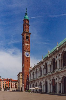 Palladian Bazilikası'nın ve saat içinde kule merkezi Piazza dei Signori Vicenza, İtalya