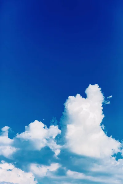 Vista Del Cielo Azul Con Nubes Blancas — Foto de Stock