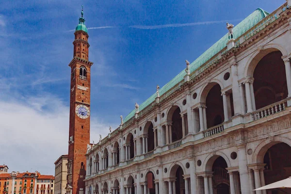 Palladian Bazilikası'nın ve saat içinde kule merkezi Piazza dei Signori Vicenza, İtalya