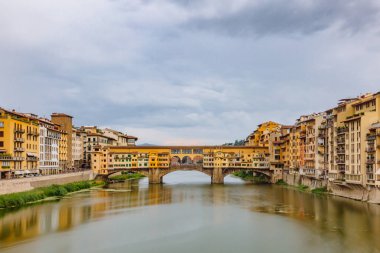 Ponte Vecchio ve konut Arno Nehri Floransa, İtalya