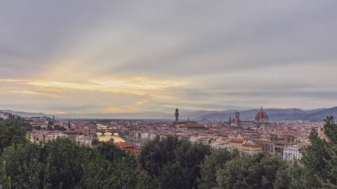 Görünümü Floransa, İtalya günbatımı altında tarihi merkezi Piazzale Michelangelo görüntülenmesi