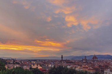 Görünümü Floransa, İtalya günbatımı altında tarihi merkezi Piazzale Michelangelo görüntülenmesi