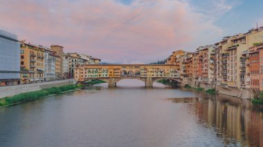 Ponte Vecchio ve evlerde Arno Nehri üzerinde alacakaranlıkta Floransa, İtalya