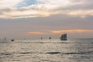 Yelkenli tekne deniz altında günbatımı, Key West, Florida, ABD'de seyahat görünümünü
