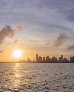 Deniz gökyüzü ve bulutlar gün batımında, Florida, ABD altında Miami'den şehrin siluetinin manzarasına