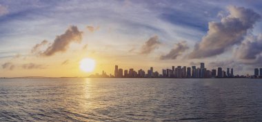Deniz gökyüzü ve bulutlar gün batımında, Florida, ABD altında Miami'den şehrin siluetinin panoramik görünümü