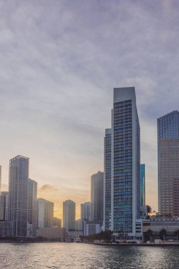 Biscayne Körfezi, Miami, Florida, ABD, gün batımında suda tarafından binaların görünümü