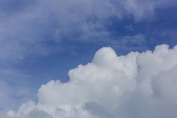 Άποψη Της Λευκά Σύννεφα Κατά Της Μπλε Του Ουρανού — Φωτογραφία Αρχείου