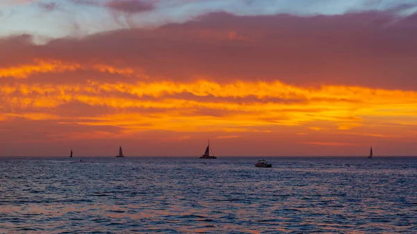 Blick Auf Segelboote Die Meer Bei Sonnenuntergang Unterwegs Sind Key — Stockfoto