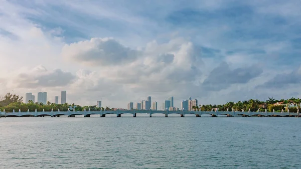 Edifici Ponti Sull Acqua Nella Baia Biscayne Vicino Alla Città — Foto Stock