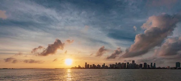 Vista Horizonte Centro Miami Partir Mar Sob Céu Nuvens Pôr — Fotografia de Stock