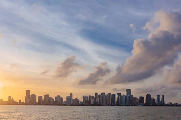 Uitzicht Skyline Van Downtown Miami Van Zee Onder Lucht Wolken — Stockfoto