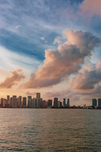 Vista Dello Skyline Del Centro Miami Dal Mare Sotto Cielo — Foto Stock