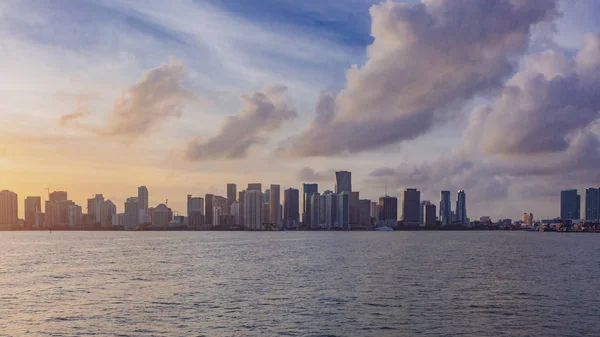 Vista Dello Skyline Del Centro Miami Dal Mare Sotto Cielo — Foto Stock