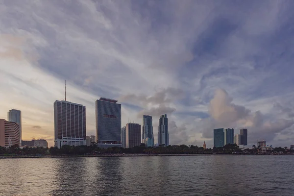 Vista Edifícios Por Água Baía Biscayne Miami Flórida Eua Pôr — Fotografia de Stock