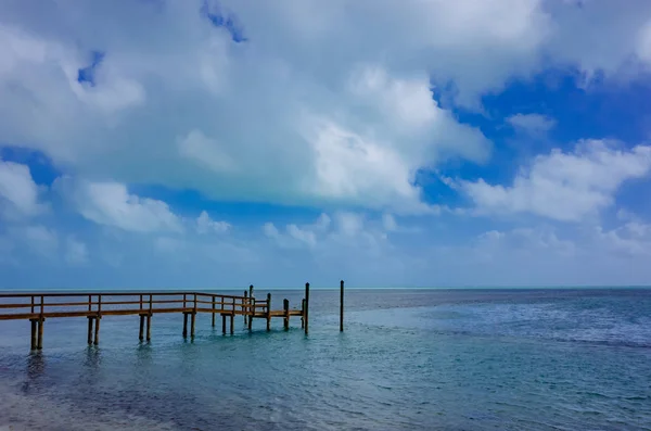 Blick Auf Hölzerne Seebrücke Die Sich Das Blaue Meer Florida — Stockfoto