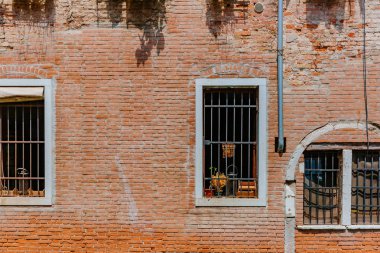 Windows ve Venedik, İtalya, Venedik tuğla binaların duvarları gates