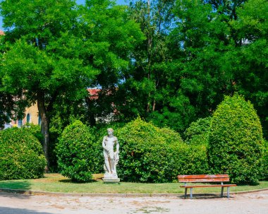Venedik, İtalya'nın kamu bahçe yeşil ağaçların arasında heykeli
