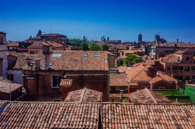 Venedik evleri ve çatıları Venedik, İtalya mavi gökyüzü altında görünümü