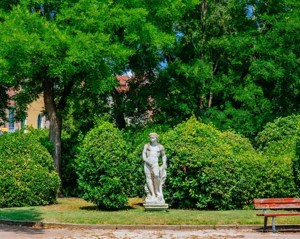 Venedik, İtalya'nın kamu bahçe yeşil ağaçların arasında heykeli