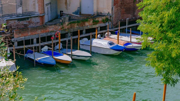 Boats Parked Canal Next Venetian Houses Venice Italy — Stock Photo, Image