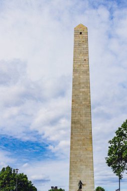 Bunker Hill Anıtı görünüm karşı gökyüzü ve bulutlar Charlestown'da, Boston, ABD
