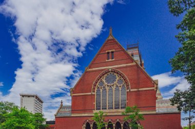 Sanders tiyatronun altında mavi gökyüzü ve bulutlar, Cambridge, Ma, ABD dış görünümü