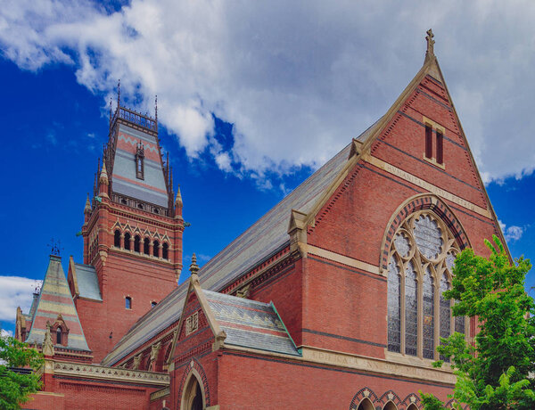 Театр Сандерса под голубым небом и облаками в Кембридже, штат Массачусетс, США
