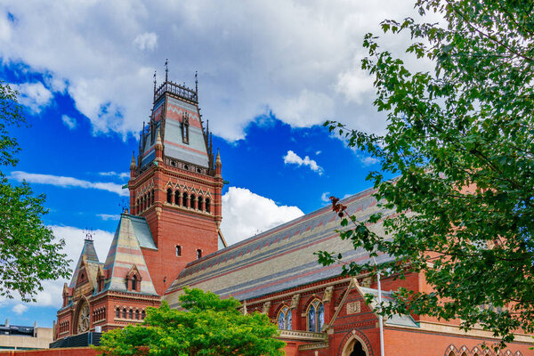 Театр Сандерса под голубым небом и облаками в Кембридже, штат Массачусетс, США
