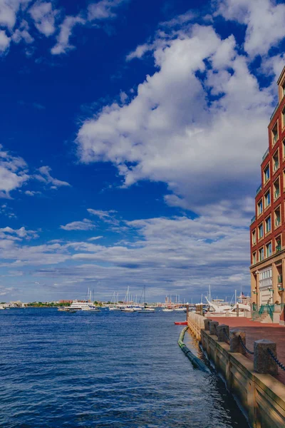 Vista Del Puerto Boston Con Barcos Bajo Cielo Azul Nubes — Foto de Stock