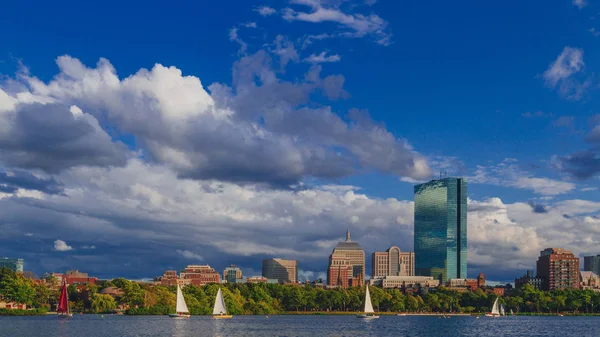 Vista Boston Skyline Por Charles River Com Veleiros Boston Eua — Fotografia de Stock