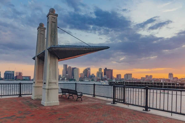 Refugio Banco Con Vistas Puerto Boston Con Horizonte Boston Atardecer — Foto de Stock