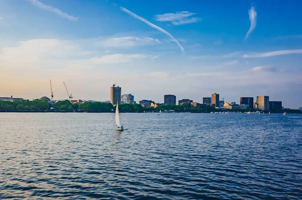 Velero Río Charles Con Horizonte Cambridge Atardecer Boston — Foto de Stock