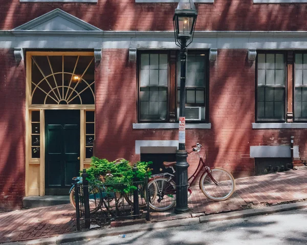 Bicicletas Pela Entrada Casa Beacon Hill Boston Eua — Fotografia de Stock