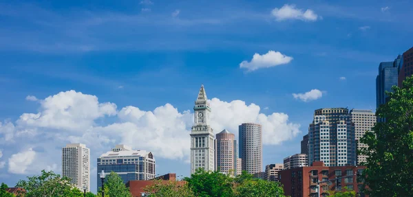 Vista Edificios Rascacielos Centro Boston Contra Cielo Azul Las Nubes — Foto de Stock