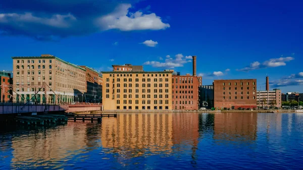 Vista Casas Construção Sobre Fort Point Channel Sob Céu Azul — Fotografia de Stock