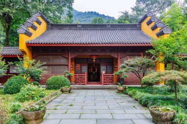 Yongfu Tapınağı, Hangzhou, Çin geleneksel Çince evine giden yol