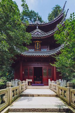 Hangzhou, Çin'Lingyin Temple yakınındaki Çince Geleneksel için önde gelen yolu köşk