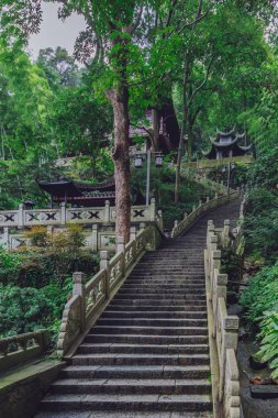 Hangzhou, Çin'Lingyin Temple yakınındaki geleneksel Çin mimarisi için önde gelen adımları