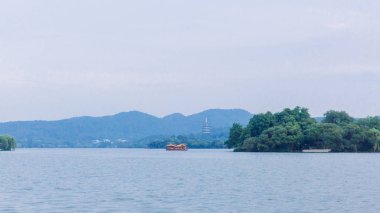 İle Batı Gölü, görüntülemek ve tepeler ve deniz araçları, Hangzhou, Çin şehir