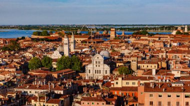Gün batımında Venedik, İtalya'nın adada evlerin havadan görünümü