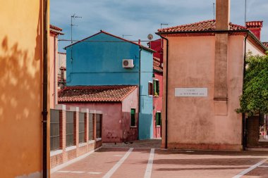 Renkli evleri ve sokakları görünümünü üzerinde Burano adası, Venice, İtalya