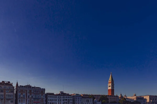 View Saint Mark Bell Tower Venetian Houses Blue Sky Sunset — стоковое фото