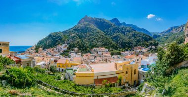 Amalfi, İtalya, kasaba dağlar ve mavi gökyüzü altında evlerin görünümünü