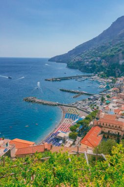 Plajlar ve Amalfi Coast, Güney İtalya tarafından Amalfi şehir evlerin görünümünü