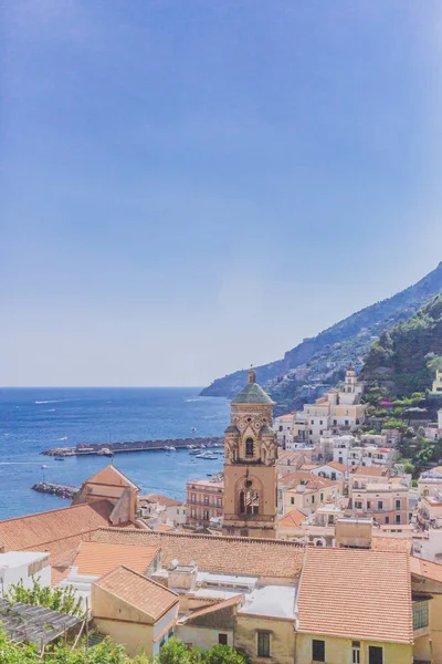 Vista Das Casas Cidade Amalfi Itália Por Montanhas Mar — Fotografia de Stock